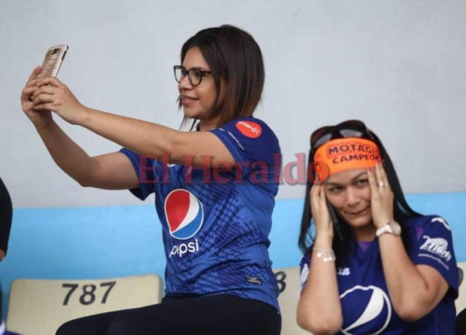 Bellas chicas adornan la final de ida Motagua vs Marathón en el Nacional de Tegucigalpa