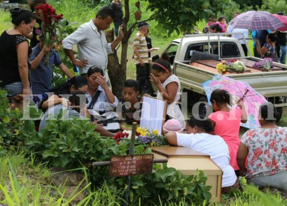 Las tristes escenas que dejó el último adiós a madre y sus dos hijos asesinados en la colonia Brasilia de Comayagüela