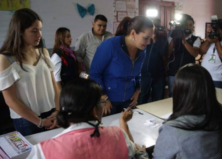 Foto: Así llegó a votar la primera dama Ana García de Hernández