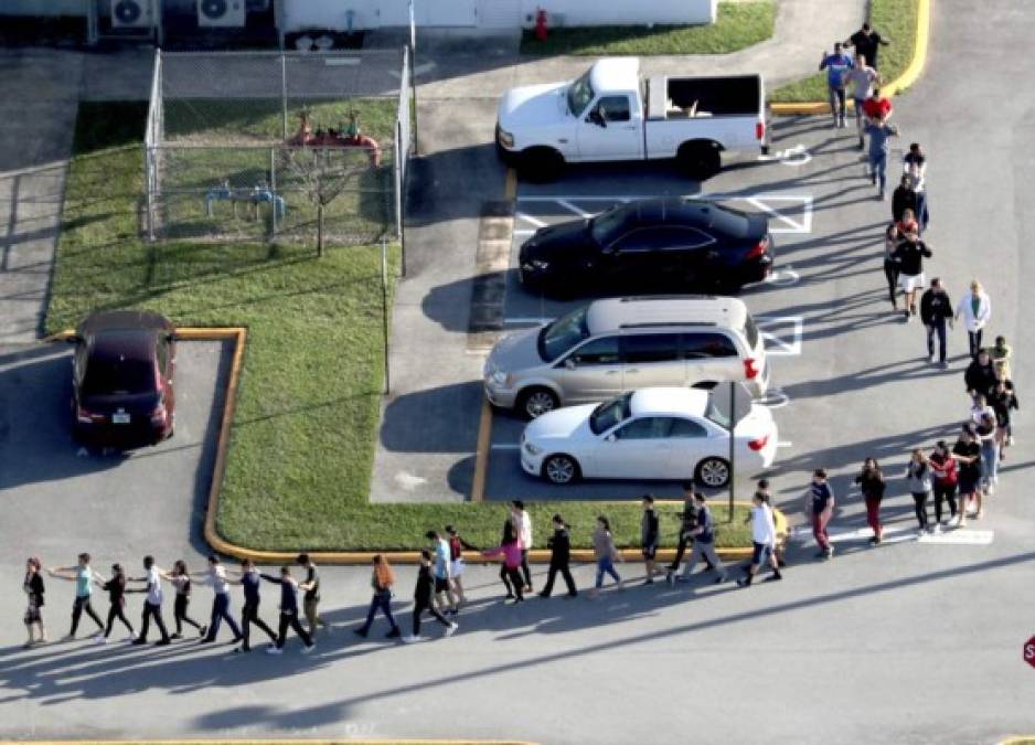FOTOS: Drama y dolor deja tiroteo en una escuela de Florida
