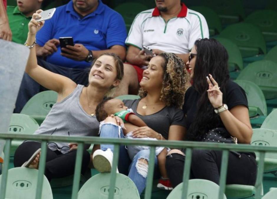 Las hermosas hondureñas que llegaron a los estadios para la jornada 16