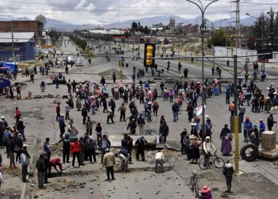 Bolivianos desafían al gobierno interino tras la muerte de cinco campesinos