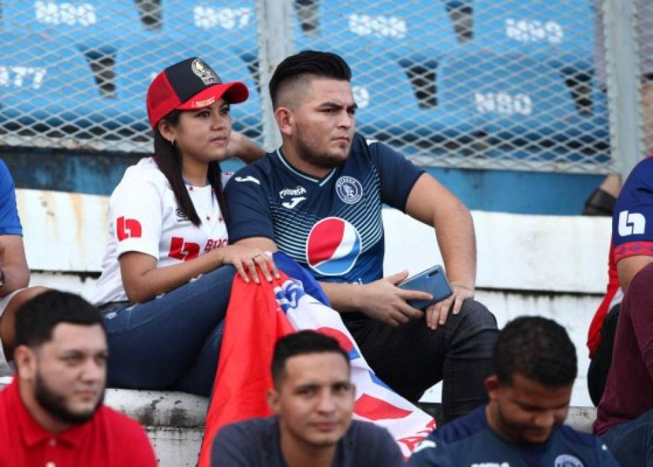 FOTOS: Bellas y enamoradas, así llegaron las aficionadas de Olimpia y Motagua al clásico