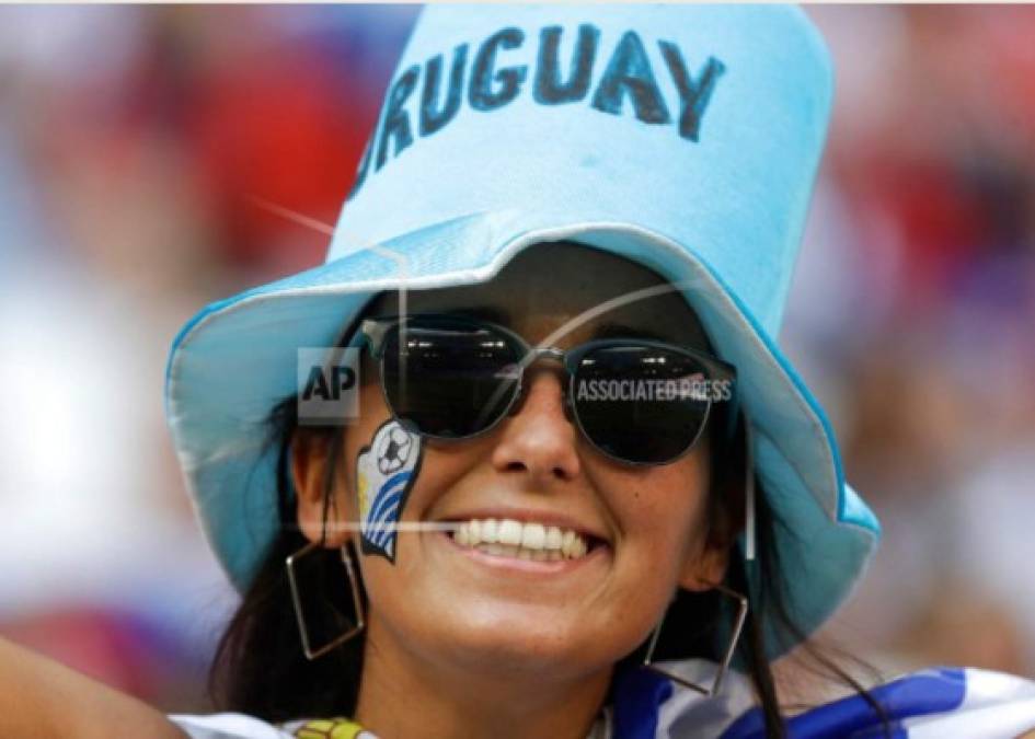 Hermosas mujeres engalanan el partido entre Uruguay contra Rusia