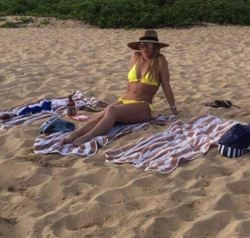 Britney Spears publica sensual foto en diminuto bikini amarillo