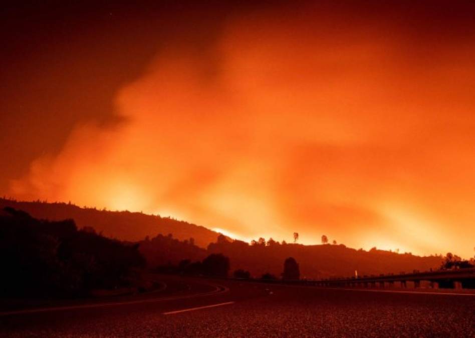 Personas atrapadas, evacuaciones y destrozos por incendios en California (FOTOS)  