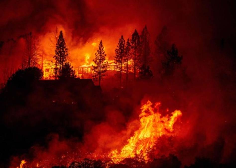 Personas atrapadas, evacuaciones y destrozos por incendios en California (FOTOS)  