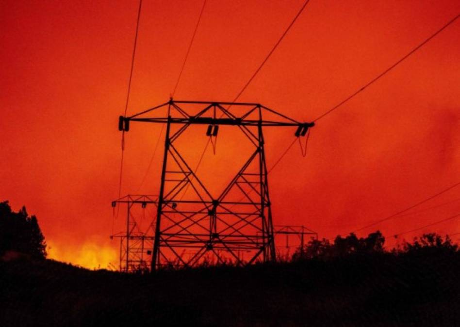 Personas atrapadas, evacuaciones y destrozos por incendios en California (FOTOS)  