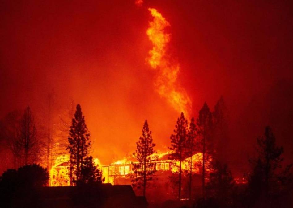 Personas atrapadas, evacuaciones y destrozos por incendios en California (FOTOS)  