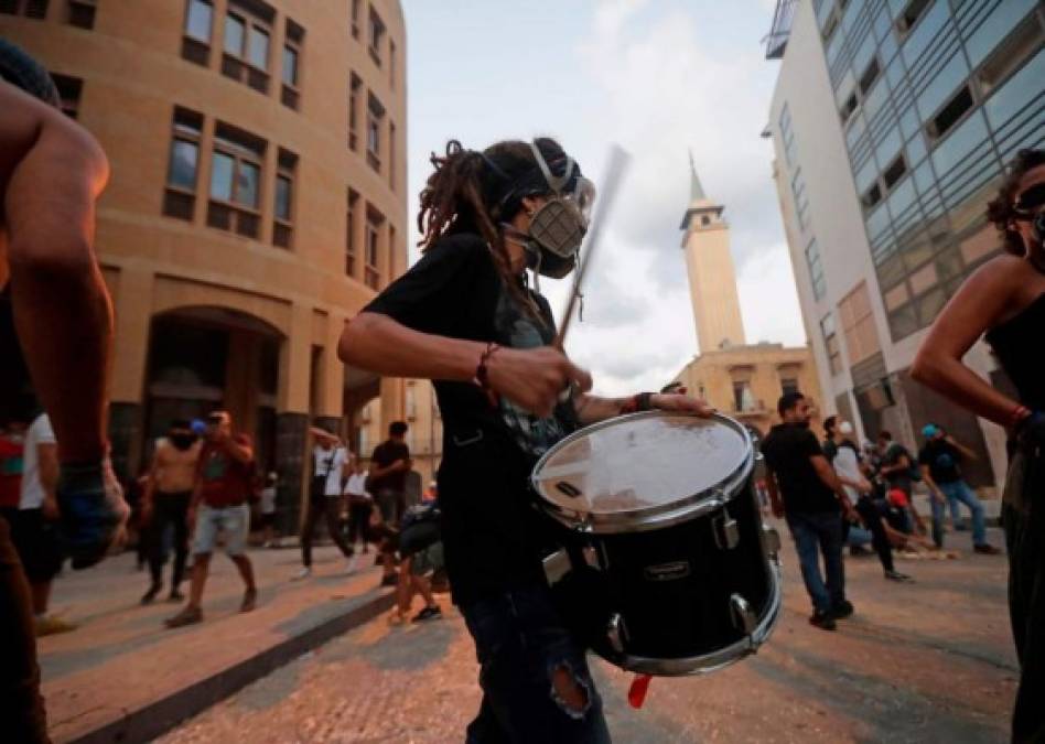 Explosión en Beirut desata violentas protestas y dimisiones de la clase política (FOTOS)  