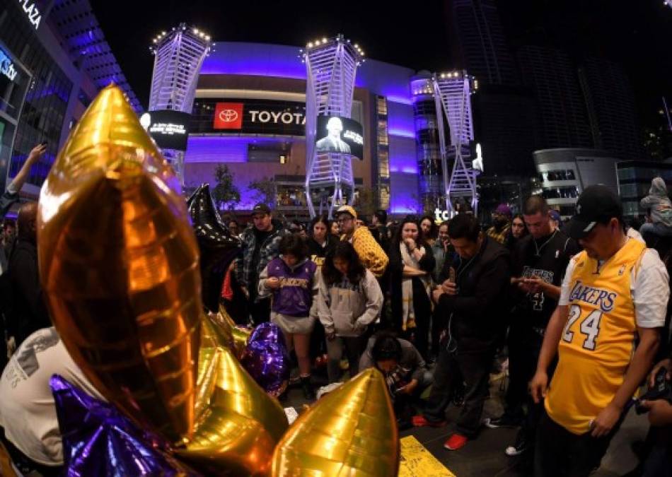 Llanto, flores y desconsuelo: fans rinden homenaje a Kobe Bryant (FOTOS)