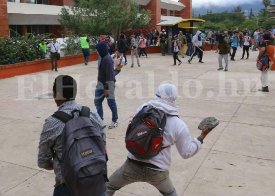 En Fotos: Así se vivió el zafarrancho entre universitarios y miembros de seguridad al interior de la UNAH