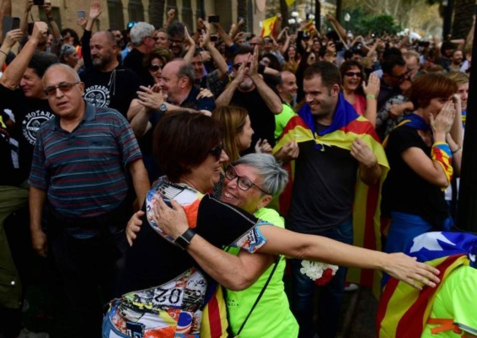 Así viven los catalanes su independencia de España, 27 días después del referéndum