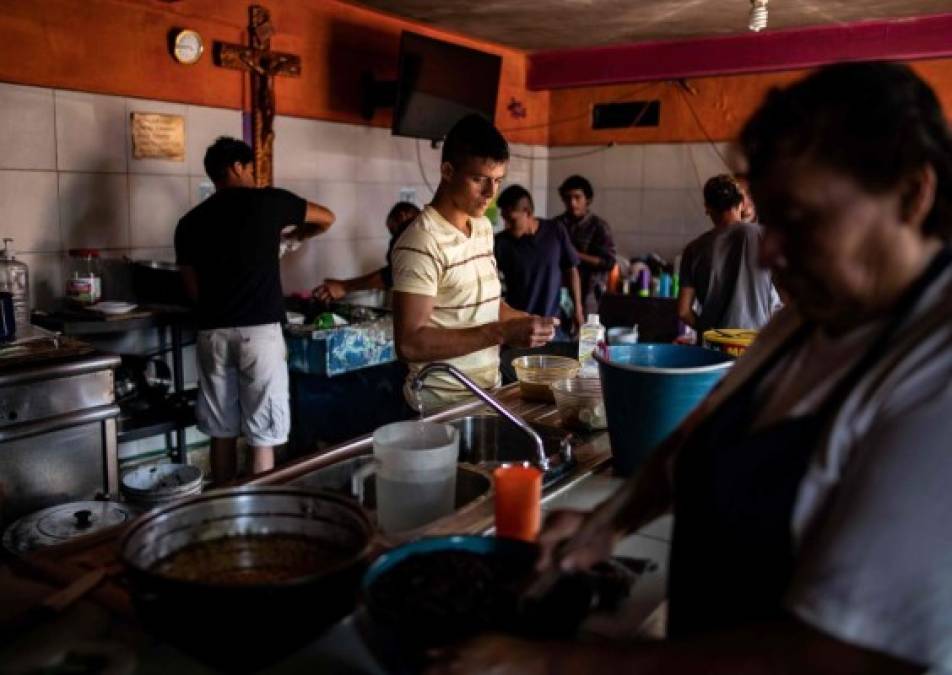 Lo que hacen los migrantes por un plato de comida en la ruta hacia Estados Unidos