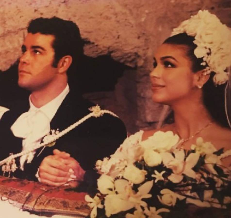 Eduardo Capetillo y Bibi Gaytán durante su boda. Foto Instagram