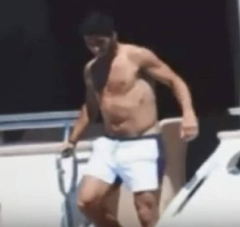 Luis Suárez luce con libras de más durante vacaciones en Ibiza