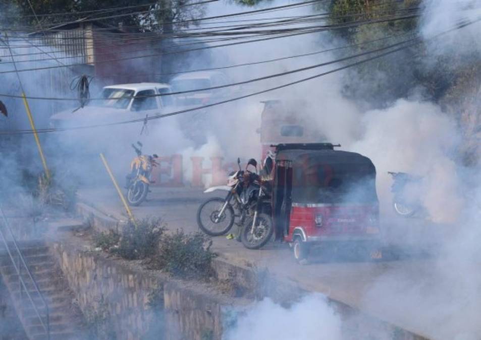 FOTOS: Momento en el que policías lanzan gas lacrimógeno a manifestantes de la aldea Yaguacire