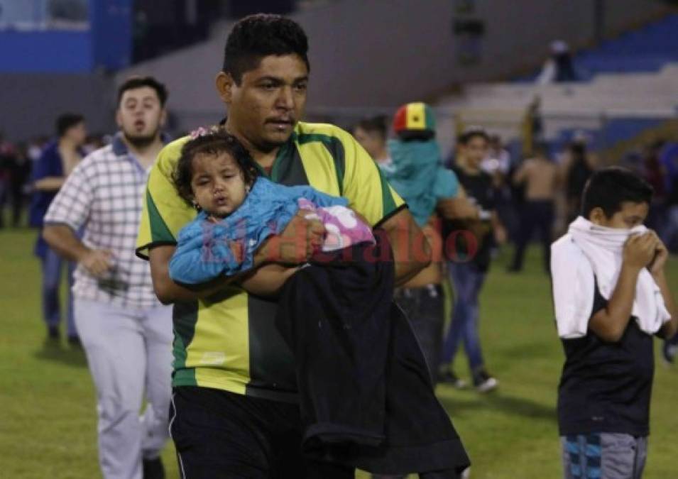 Las imágenes que no vio del ataque entre barras en la semifinal de fútbol hondureño