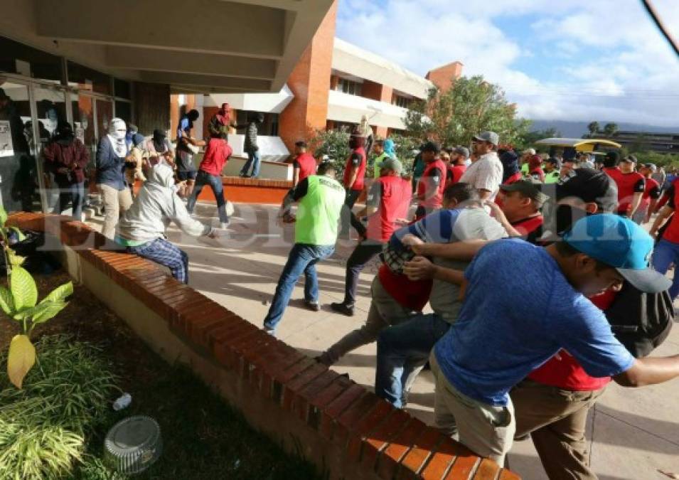 En Fotos: Así se vivió el zafarrancho entre universitarios y miembros de seguridad al interior de la UNAH