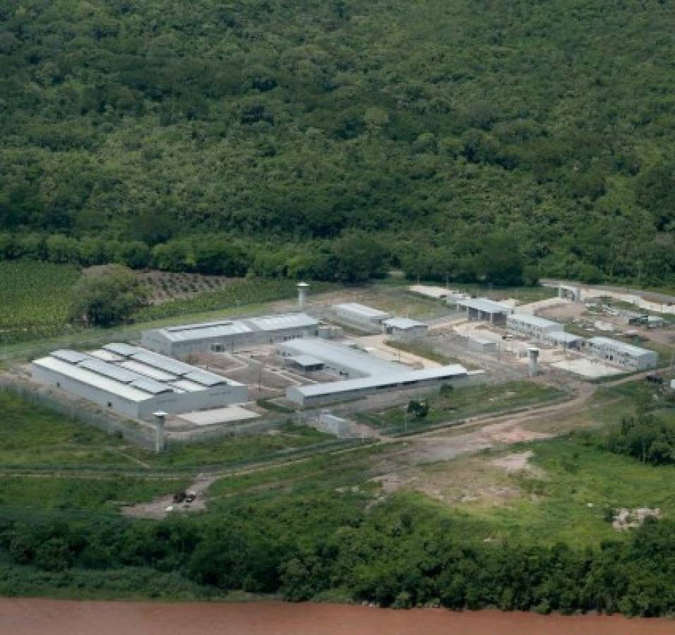 La megacárcel de máxima seguridad de El Pozo se localiza en una retirada zona al occidente de Honduras, donde los reos pierden su vida de privilegios.
