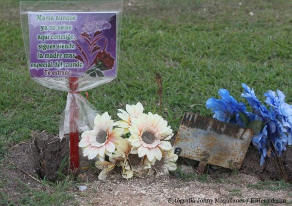 Cementerios: Visitas de amor para las madres que están en el cielo