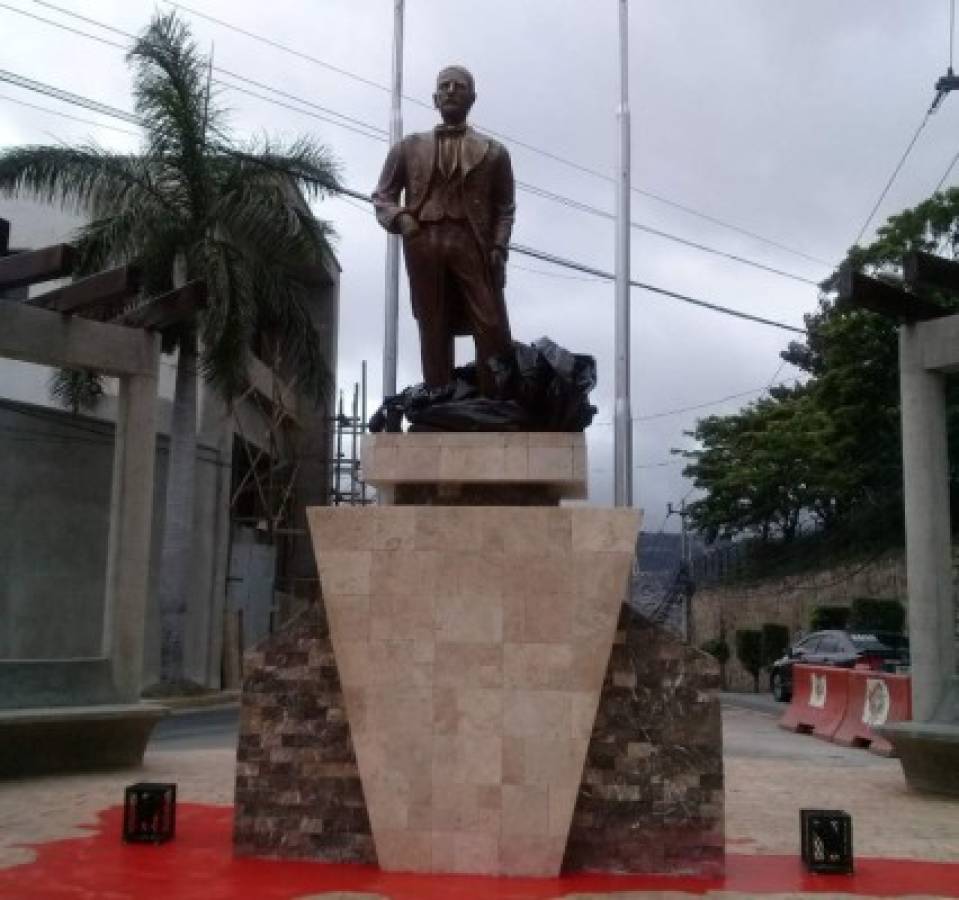 ¿A quién representa la estatua ubicada en la rotonda de República Dominicana?