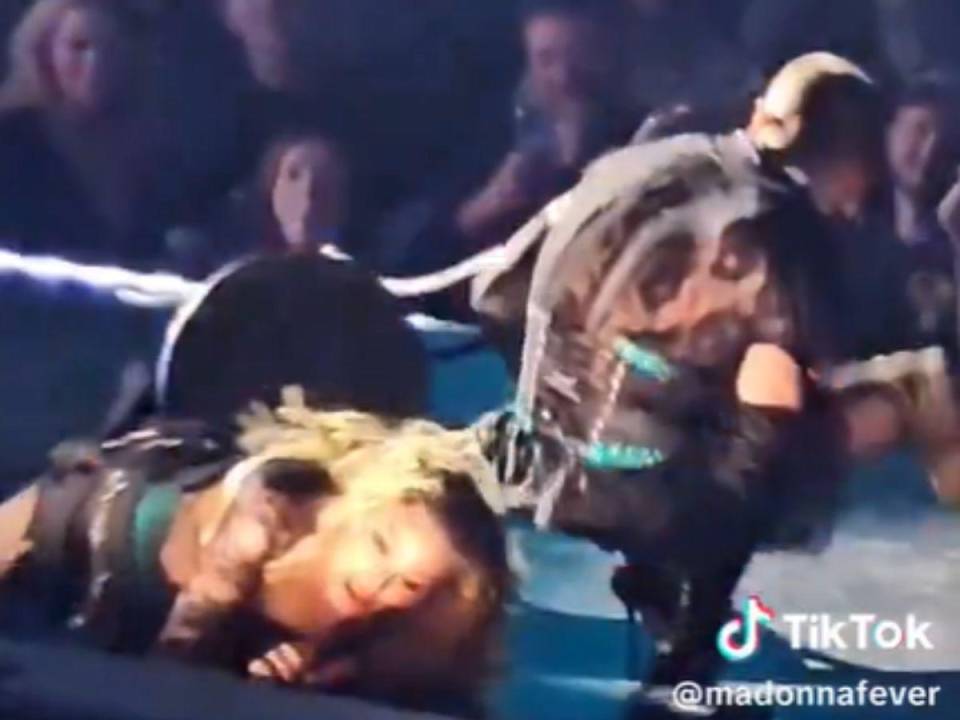 Momento en que Madonna se cae de la silla en el escenario.
