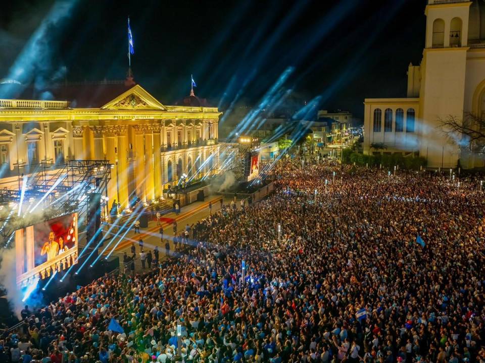 “El Salvador ha roto todos los récords de todas las democracias del mundo”, celebró desde el balcón del Palacio Nacional, en el casco histórico de San Salvador.