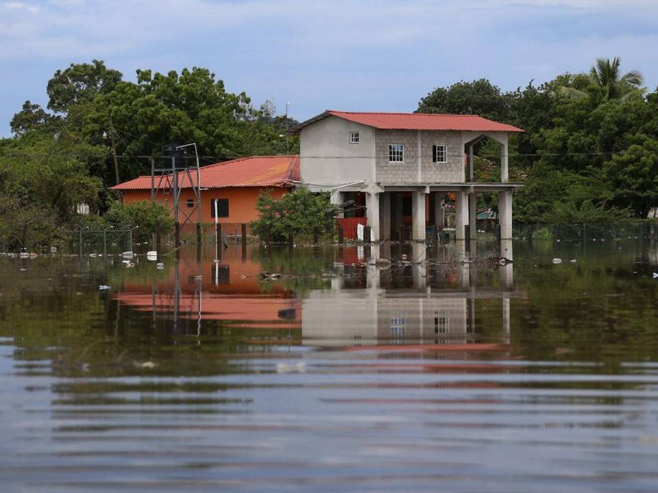Viviendas inundadas en El Cubulero, Valle, tras lluvias de la tormenta tropical Pilar.