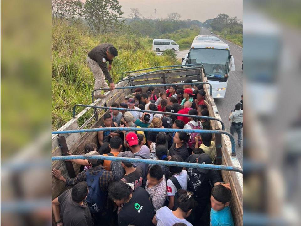 Los migrantes se conducían en el contenedor del camión.