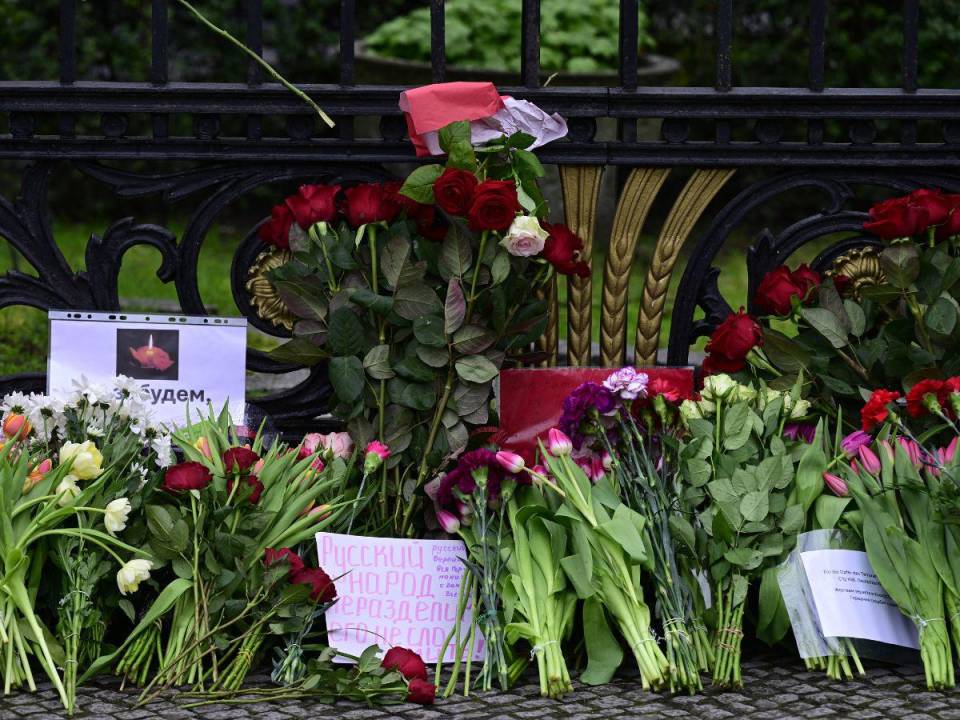 Las personas comenzaron a dejar flores y mensajes en nombre de las víctimas del ataque.