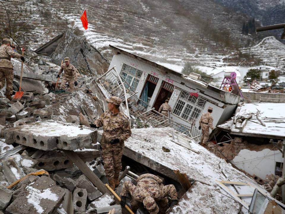 Personal militar chino busca víctimas desaparecidas tras un deslizamiento de tierra en la aldea de Liangshui en Zhaotong, en la provincia de Yunnan, en el suroeste de China, el 22 de enero de 2024.