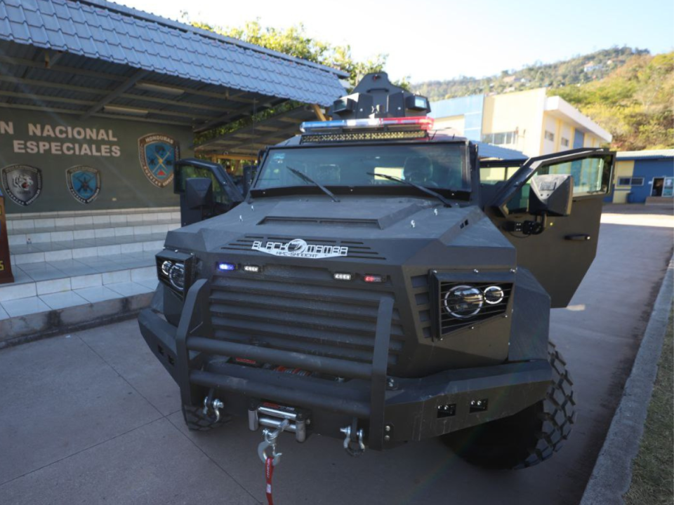 El nuevo vehículo de seguridad, Black Mamba Sandcat, también conocido como el “armadillo policíaco”, diseñado para operaciones militares y policiales y combatir la criminalidad en el país. Aquí los detalles:
