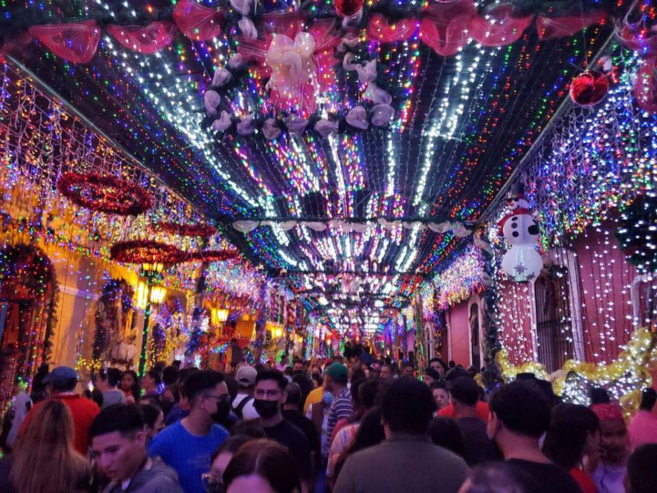La ciudad de Comayagua inauguró su tradicional y mágico Paseo Navideño, el cual marca el inicio de la temporada decembrina y la celebración de su Feria Patronal en honor a la Virgen Inmaculada Concepción de María. A continuación más detalles.
