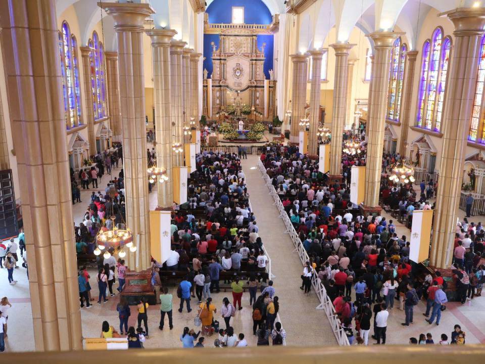 Muchos hondureños siguen congregados en la Basílica para escuchar el mensaje de Dios.