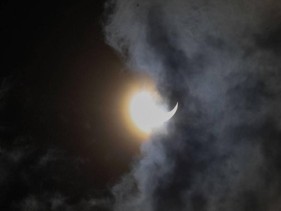 Así es cómo fue captado el eclipse anular por el fotorreportero de EL HERALDO, Emilio Flores, cuando la Luna se posó frente al Sol.