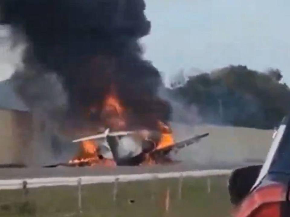 Imágenes captadas en redes sociales muestran el voraz incendio de la aeronave.
