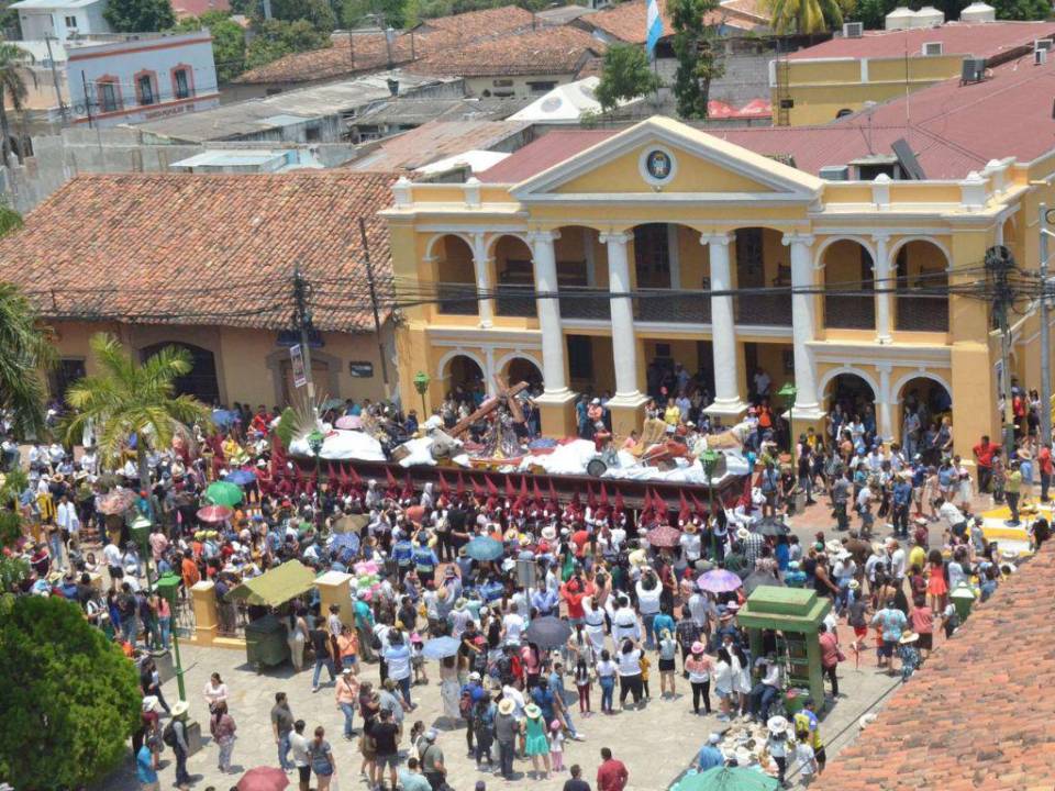 Las procesiones de la Pasión de Jesús, cargadas de devoción de miles de feligreses en las calles, fueron de los mayores atractivos.