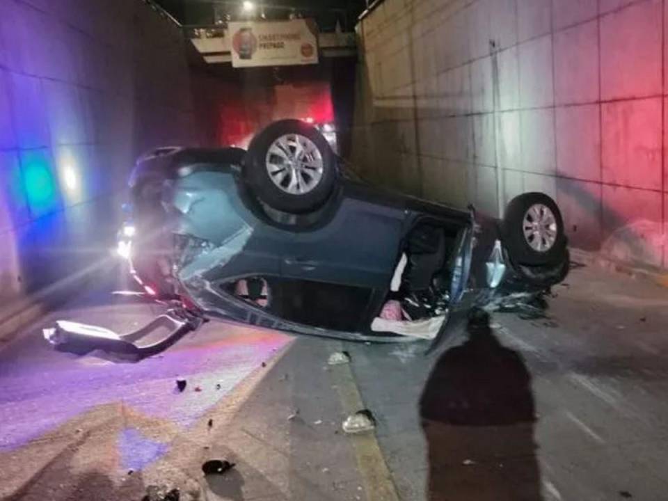 Así quedó el vehículo tras impactar contra uno de los muros del túnel y luego volcar.