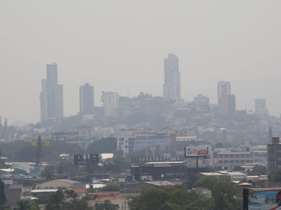 La densa capa de humo sigue cubriendo los barrios y colonias de la capital, pero la calidad de aire mejoró un poco, según la Alcaldía.