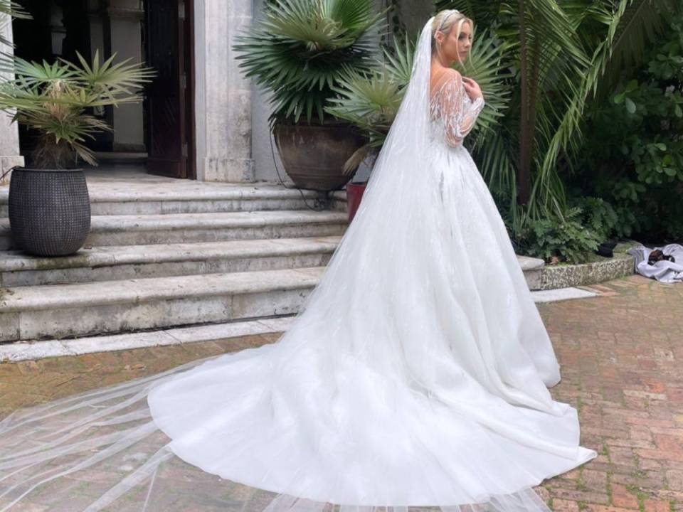 Lele Pons llegó al altar junto a su novio Guaynaa en una romántica ceremonia. La cantante venezolana para esta ocasión especial decidió utilizar tres vestidos de novia en los que lució hermosa.
