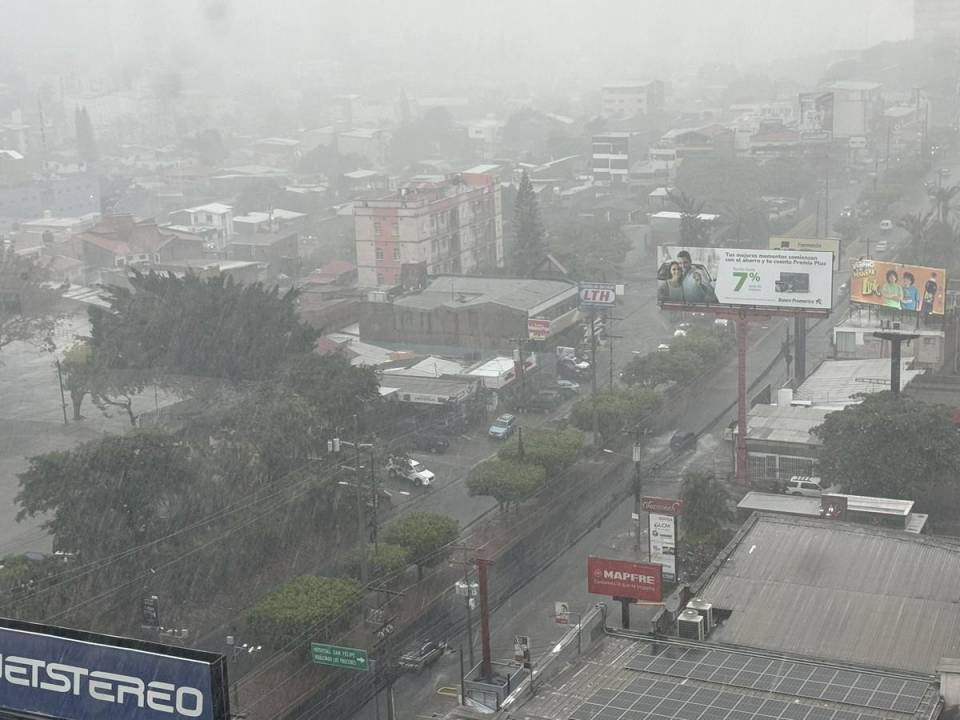 Llueve sobre Tegucigalpa después de varias semanas bajo capa de humo.