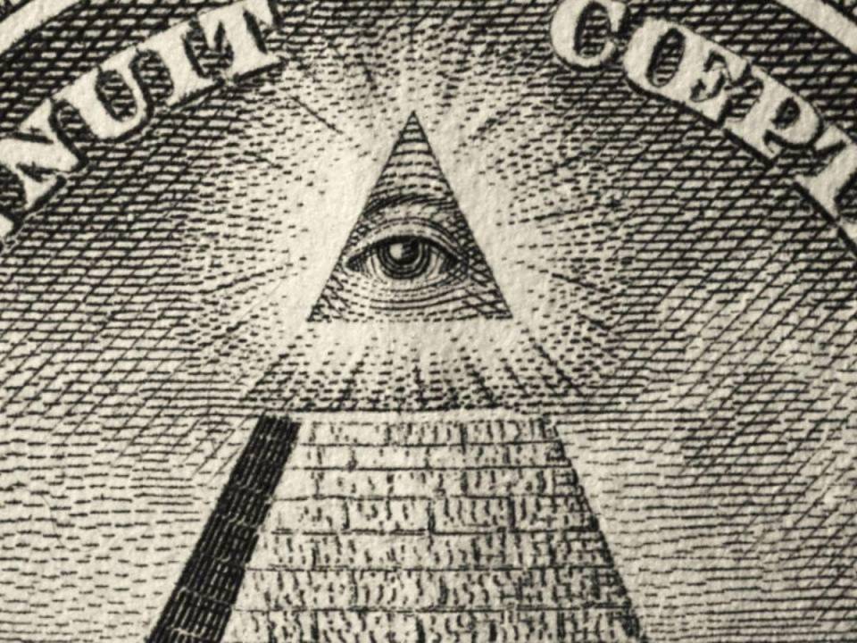 La figura de un ojo encerrado en una pirámide ha sido objeto de intriga y misterio, siendo atribuido como símbolo de supuesta élites que controlan el mundo. No obstante, este ícono figura desde la edad antigua. Aquí te explicamos sus orígenes y significados.