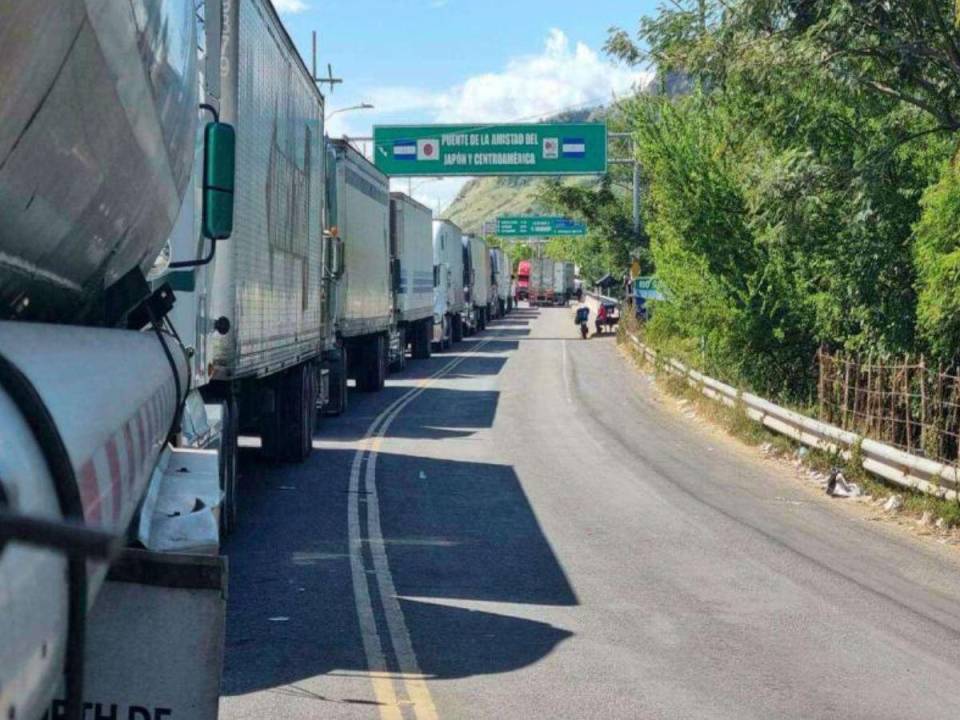 El transporte de carga lamenta el poco interés del gobierno hondureño por mejorar la atención en la aduana El Amatillo.