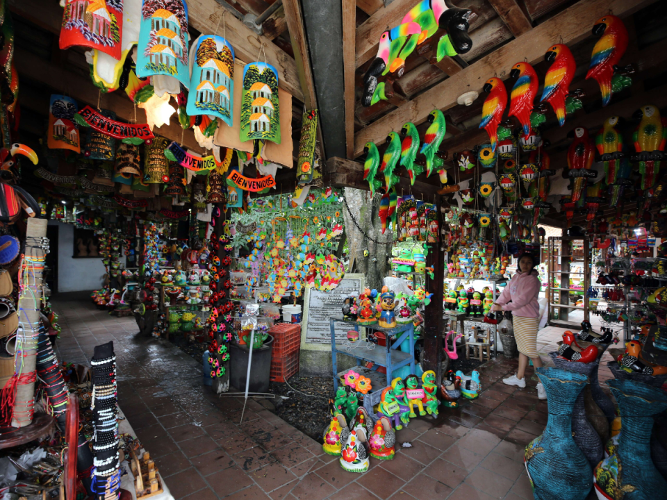 Los negocios de artesanía de Ojojona lucen surtidos de productos y vacíos por la falta de clientes interesados.