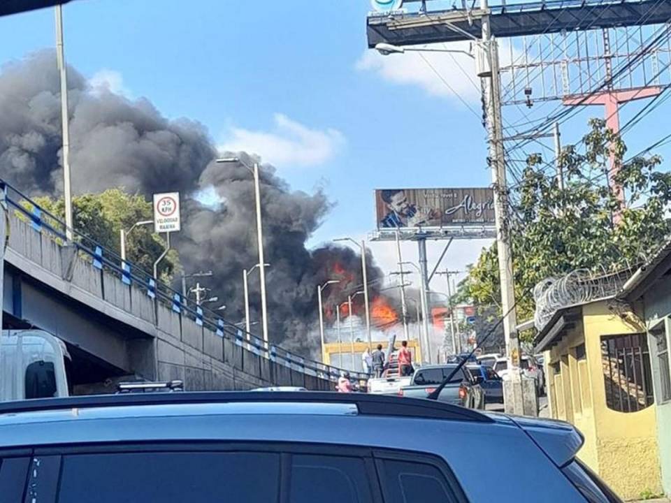 Voraz incendio consume negocio de llantas a inmediaciones Camosa en la capital