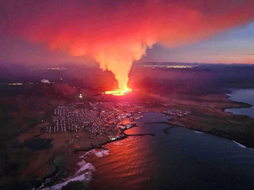 Un volcán entró en erupción este domingo en Islandia al norte de la localidad de Grindavik. A continuación las imágenes de la nueva erupción que ocurre en esta región del mundo.