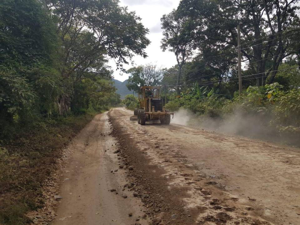 Máquinas trabajan en la reparación y mantenimiento de la calle que de Araulí conduce a Linaca en Danlí.