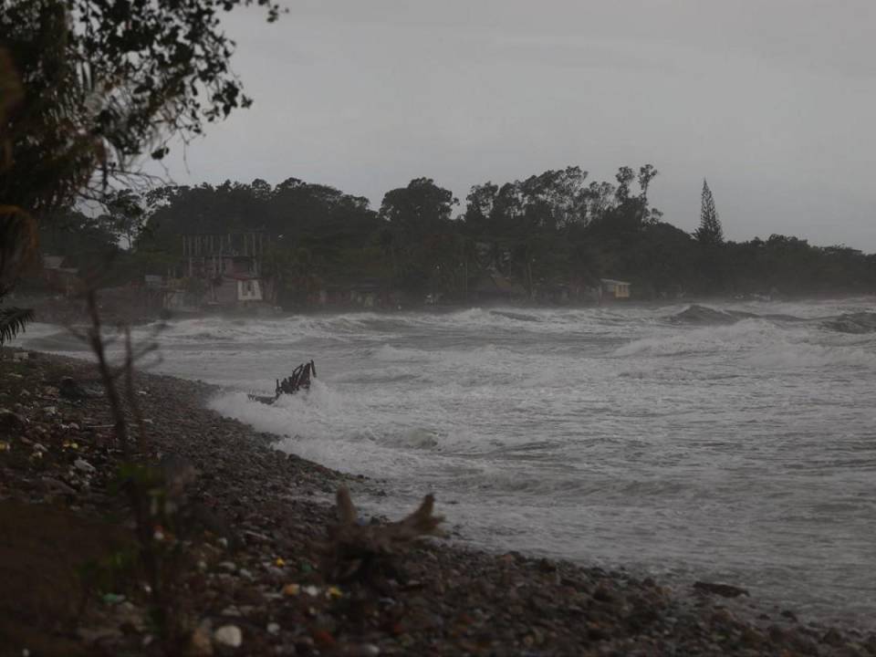 Alto oleaje está afectando costa atlántica de Honduras por frente frío