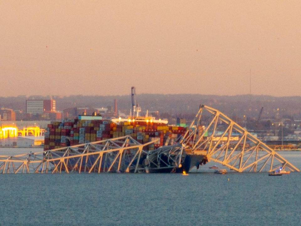 Las imágenes muestran partes de la estructura del puente sobre el barco.